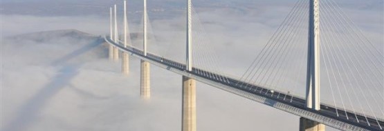 perspective viaduc sur mer de nuages