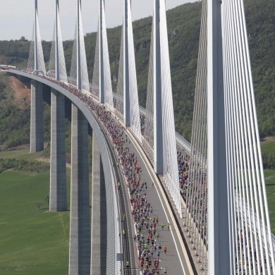 Viaduc et coureurs