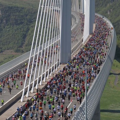 Viaduc et coureurs